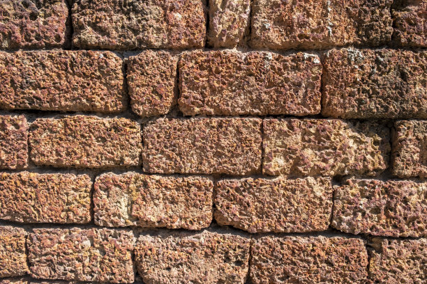 旧砖墙背景，砖墙肌理，结构。旧碎砖，水泥接缝，特写。因年老而衰弱的施工、修复。毁灭，衰落的概念。高质量的照片图片下载