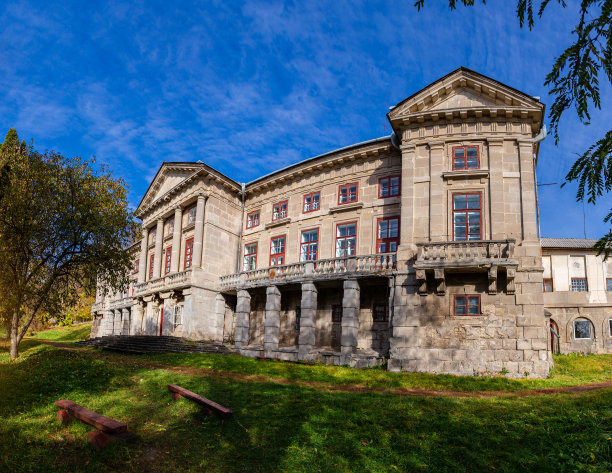 秋天里，奥洛夫斯基一家在马里耶夫茨村的美丽宫殿。图片下载