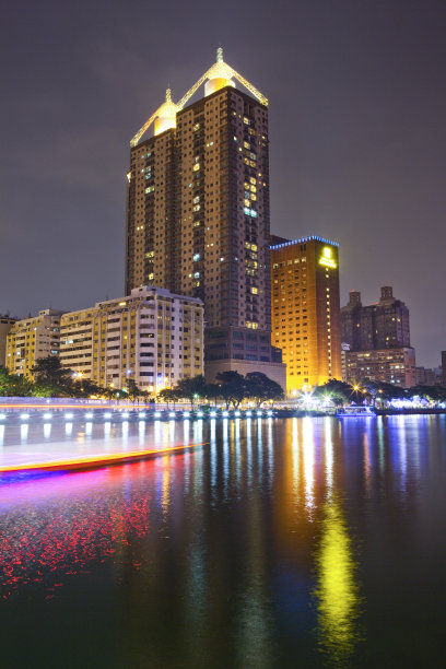 台湾高雄爱情河畔的夜景。图片下载