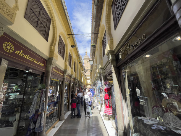 格拉纳达,西班牙,04-11-2022。格拉纳达犹太区一条街道的照片，纪念品商店林立。图片下载