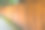房子周围有漂亮的木栅栏。木栅栏和绿色草坪。街头的照片图片下载