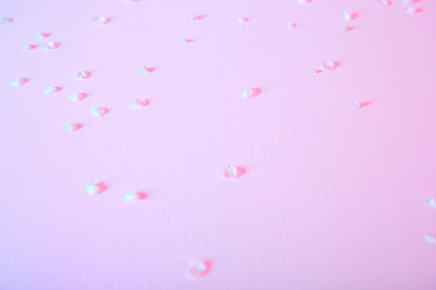 精致的粉红色与蓝色色调的背景与掉落的白色花瓣的樱桃或苹果树花。有霓虹灯的卡片。浪漫的明信片。春天的壁纸。极简主义的风格。新鲜的少女的颜色图片下载