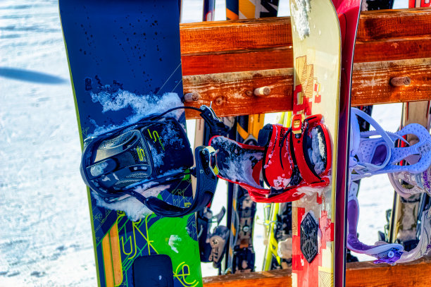 奥地利纳斯菲尔德，雪上滑雪装备在休息期间留在雪地里。图片下载
