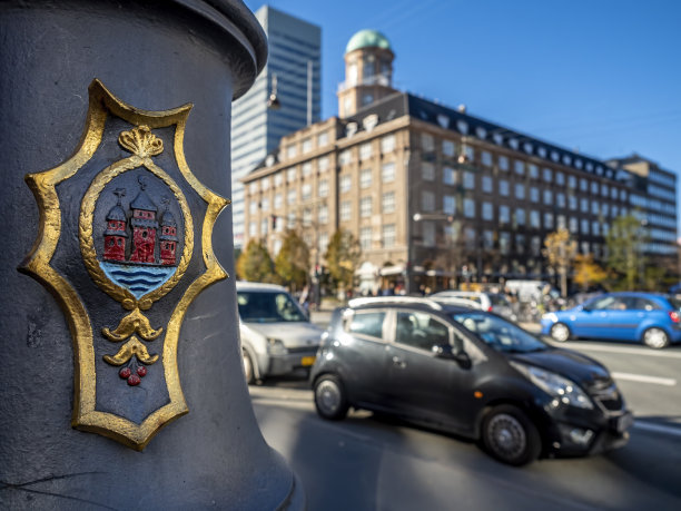 位于灯柱底部的哥本哈根城徽图片下载