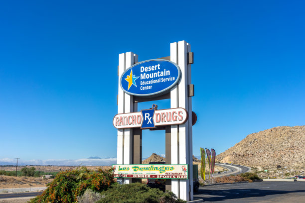 加州苹果谷镇的路边指示牌图片下载