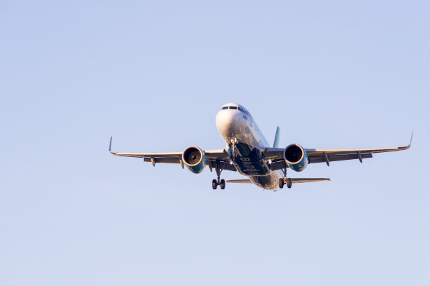 景观照片:飞机即将着陆时图片下载