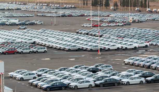 鸟瞰图，大量不同的车辆，汽车和汽车等待装载在滚装船在港口码头。图片下载