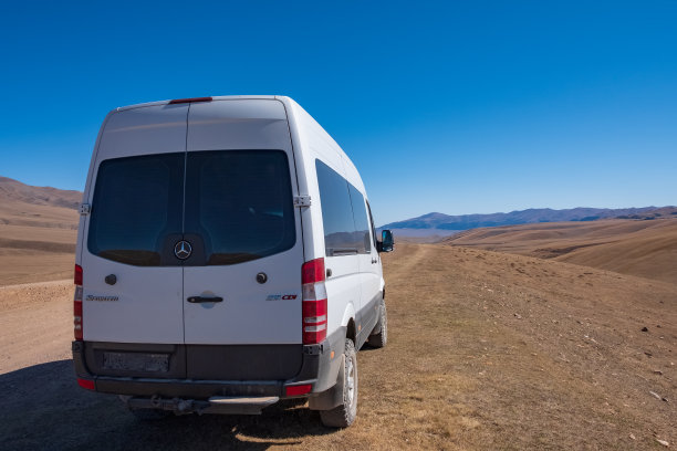 秋季山地高原上的4x4越野车奔驰短跑选手。越野露营车在砾石路上。旅游，哈萨克斯坦的旅游概念。图片下载