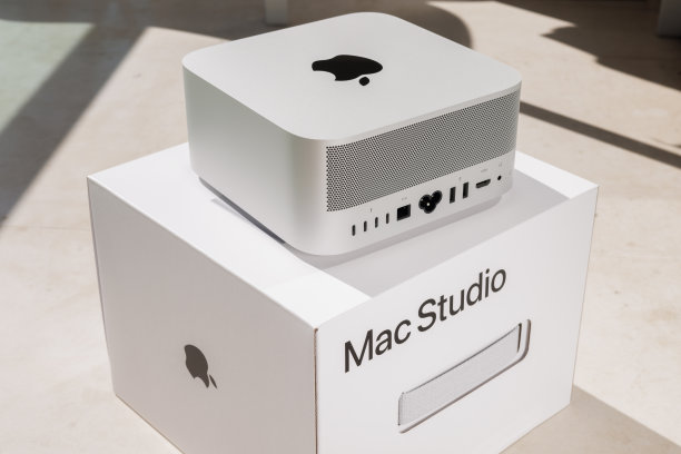 苹果Mac Studio M1 Max和超级芯片处理器。新的Mac工作室开箱图片下载