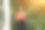 穿着漂亮复古衣服的女人站在老木屋旁边。夏日的乡村风格照片。谷仓或农场附近的院子。图片下载