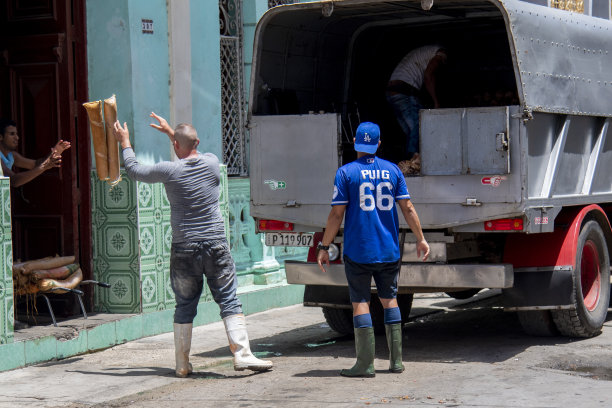 在古巴哈瓦那的餐车上工作的人。图片下载
