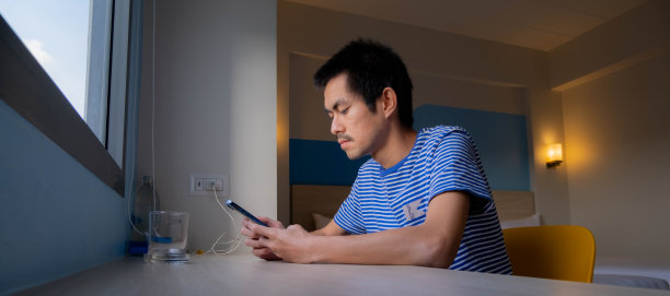 一个年轻人在玩电话图片下载