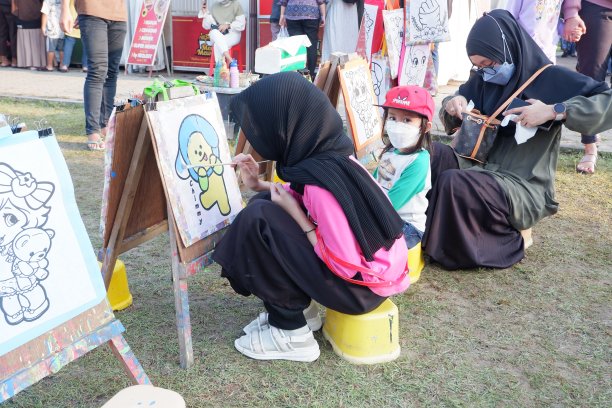 2022年3月31日，印度尼西亚东加里曼丹邦塘，儿童涂画和在购物袋上画水彩画的节日图片下载