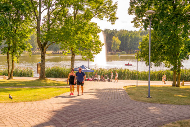 2020年8月18日，立陶宛德鲁斯金凯。立陶宛德鲁斯金凯市，人们在德鲁斯科尼斯湖附近享受阳光明媚的日子图片下载