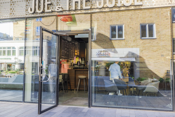 现代都市咖啡馆的美丽外景。图片下载