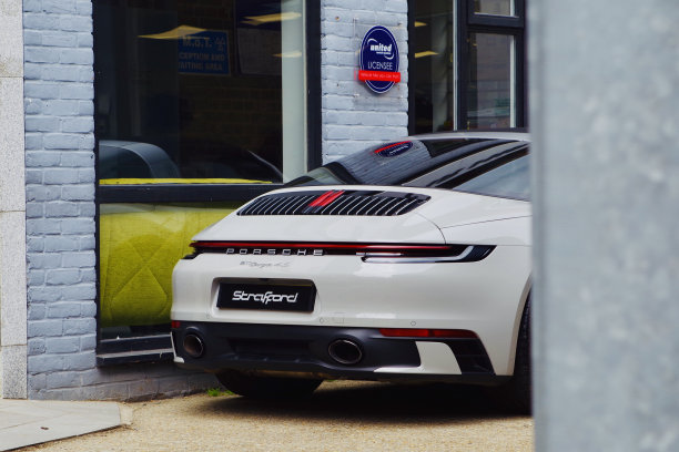白色保时捷停在布莱顿普雷斯顿路的汽车商店外图片下载