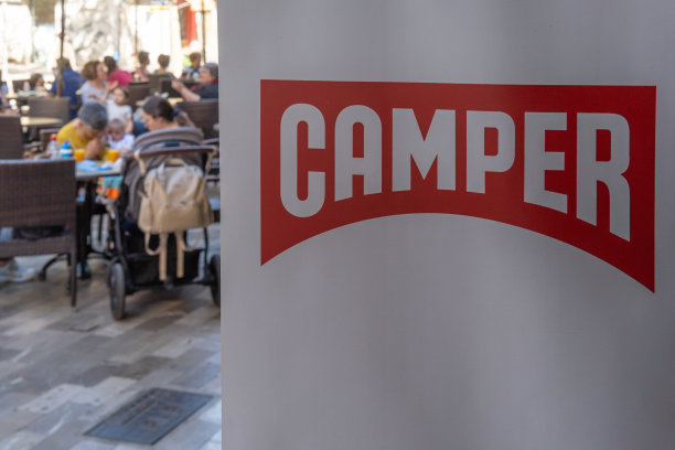 鞋子公司露营者的广告海报图片下载