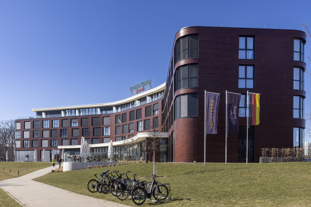 在一个明媚的春日，位于沃尔夫斯堡的万豪庭院酒店图片下载