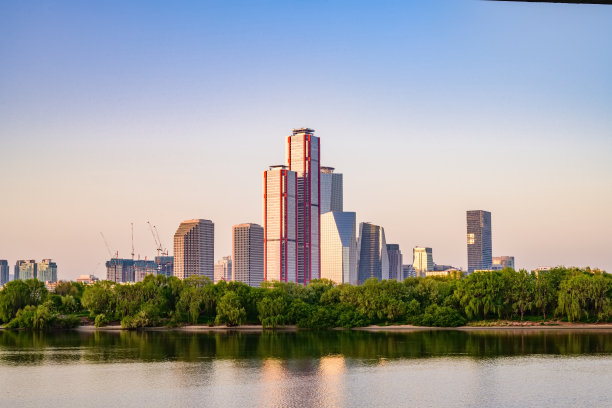 图为上午在首尔汉江汝矣岛的摩天大楼图片下载