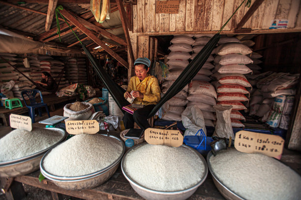 高岗东塘街市的米店大甩卖。图片下载