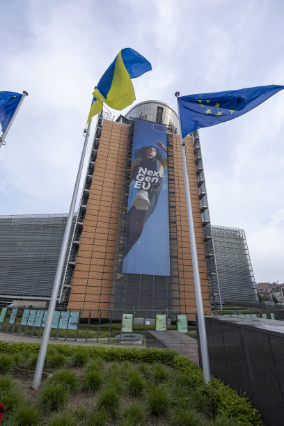 乌克兰国旗和欧洲国旗悬挂在欧盟委员会前图片下载