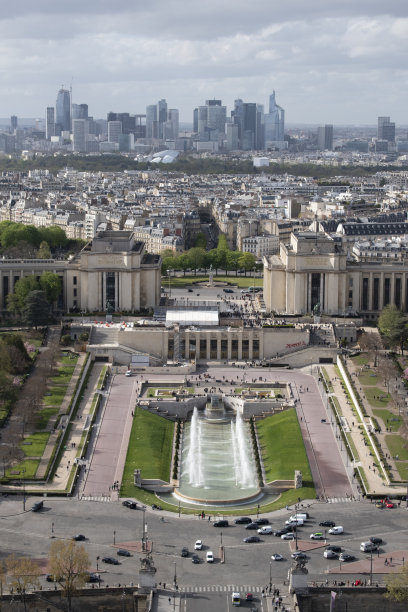 法国，欧洲，巴黎:从Trocadéro花园的埃菲尔铁塔和拉德芳斯区摩天大楼的顶部鸟瞰图片下载