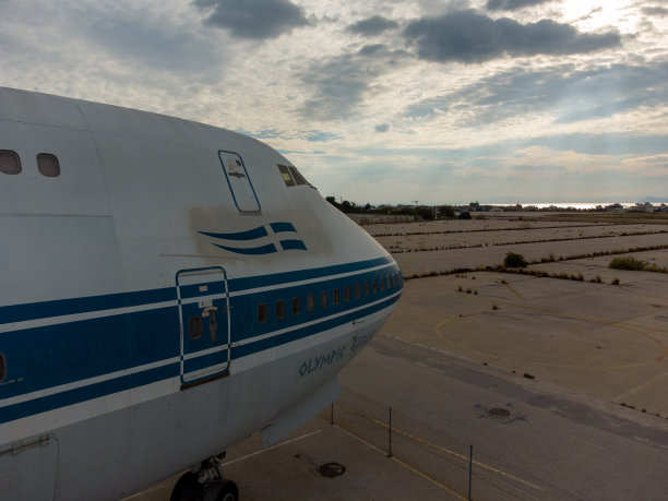 在希腊雅典的旧机场废弃的飞机图片下载