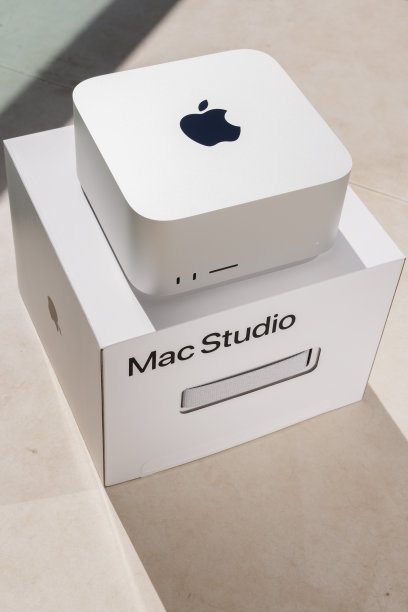 苹果Mac Studio M1 Max和超级芯片处理器。新的Mac工作室开箱图片下载