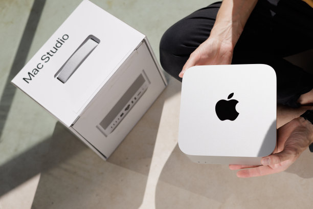 苹果Mac Studio M1 Max和超级芯片处理器。新的Mac工作室开箱图片下载