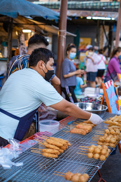 泰国芭提雅，Naklua夜市有很多街头小吃，当地的泰国市场有卖食物的Naklua夜市的人图片下载