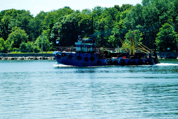 渔船通过波罗的海航道到达基地图片下载