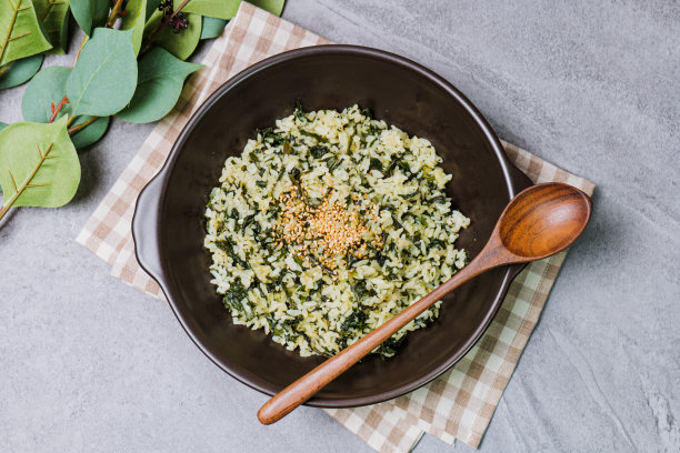 Gondeurenamulbap，韩国风格的蓟饭:用干燥的蓟(一种芳香的野生山野植物)在水中浸泡并挤压而成，这道菜配上用少许紫苏油煮熟的米饭，再浇上调味的蓟图片下载