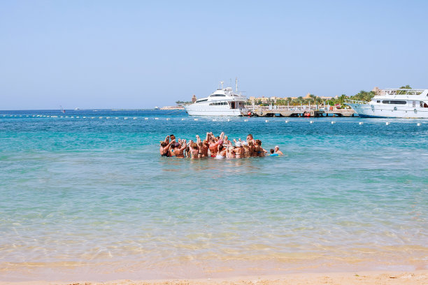 一群人在红海做水中健身操图片下载