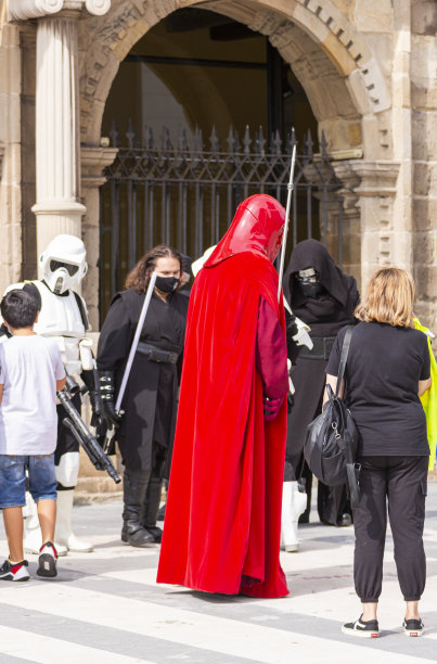 西班牙希洪;2021年7月3日:在西班牙城市举行的动漫展上，演员们穿着华丽的制服，扮演星球大战中的角色，尤其是皇帝的监护图片下载