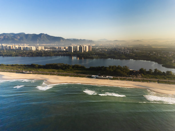 航拍Reserva海滩，Marapendi泻湖和Lucio Costa大道上的汽车交通。Barra da Tijuca和Recreio，在巴西的里约热内卢。日出。阳光明媚的一天。无人驾驶飞机的照片。普拉达珍藏图片下载