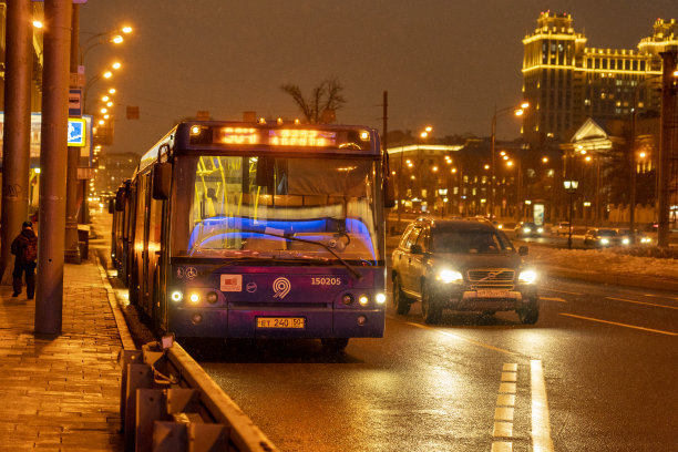 莫斯科公交车站夜间昼夜接送乘客的照明公交车站图片下载
