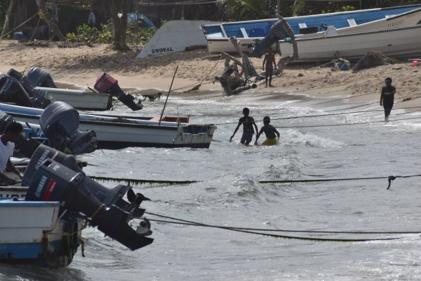 特立尼达和多巴哥的咸水湾渔船图片下载