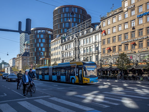 车辆和骑单车者在卫士大道图片下载