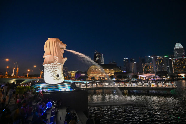 鱼尾狮公园，新加坡夜晚的标志性雕像图片下载