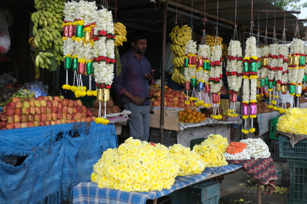 2021年12月20日，印度卡纳塔克邦的市场摊位上出售五颜六色的花环花。这些花用于印度的婚礼装饰、寺庙庆典和节日期间。图片下载
