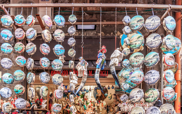 在著名的圣格雷戈里奥亚美尼亚街的一家商店里悬挂和展示着小手鼓图片下载