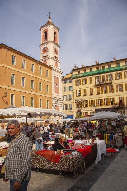 人们在法国老城的露天古董和跳蚤市场图片下载