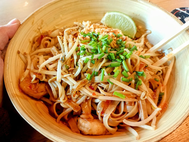 特写照片的泰国菜米粉与虾和韭菜图片下载