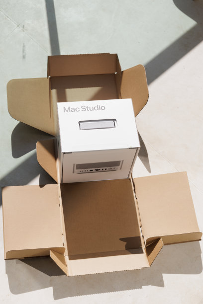 苹果Mac Studio M1 Max和超级芯片处理器。新的Mac工作室开箱图片下载