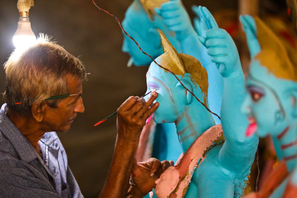 用粘土为节日制作印度教女神卡利图片下载