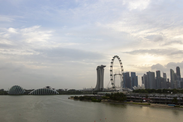从Benjamin Sheares大桥俯瞰新加坡城市天际线。图片下载