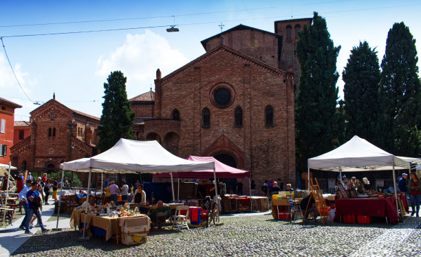 著名的古玩市场在圣斯特凡诺大教堂前和附近的街道上。意大利博洛尼亚图片下载