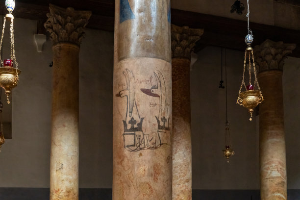 位于以色列巴勒斯坦权力机构伯利恒圣诞教堂内，绘有图画的柱子图片下载