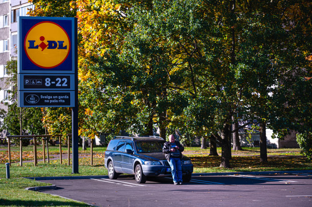列有LIDL连锁超市标志的摊位及店铺停车场的营业时间图片下载