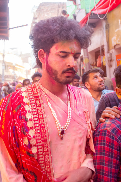 游客在巴尔萨纳神庙庆祝胡里节图片下载